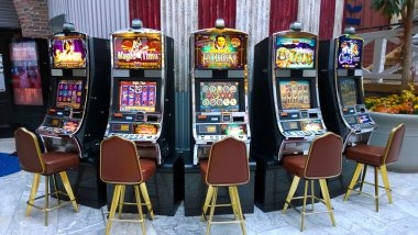 Card dealing sequence in Speed Baccarat with live dealer on camera